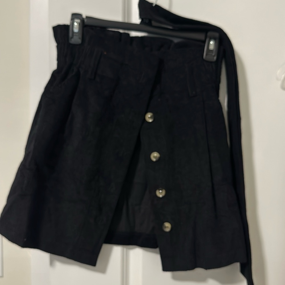 Medium corduroy skirt. Buttons with a tie for waist
